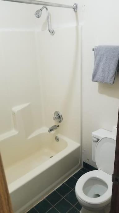 Osu Queen Bed Hotel Room 217 Wi-Fi Стилуотър Екстериор снимка
